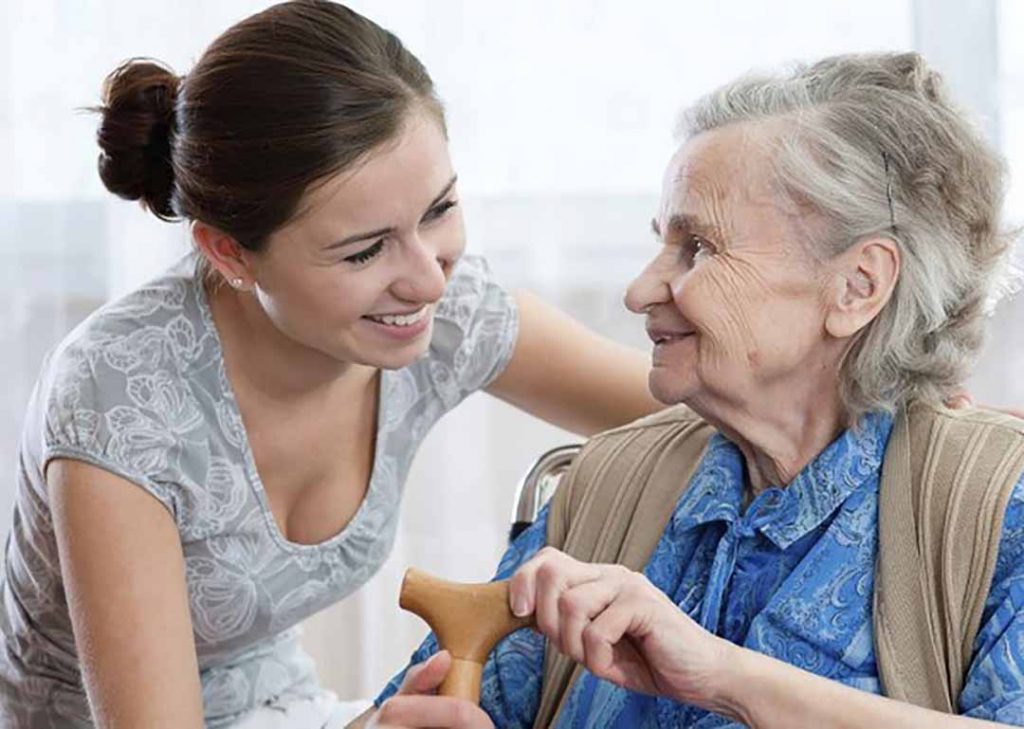 Những lưu ý khi chăm sóc người cao tuổi tại gia đình