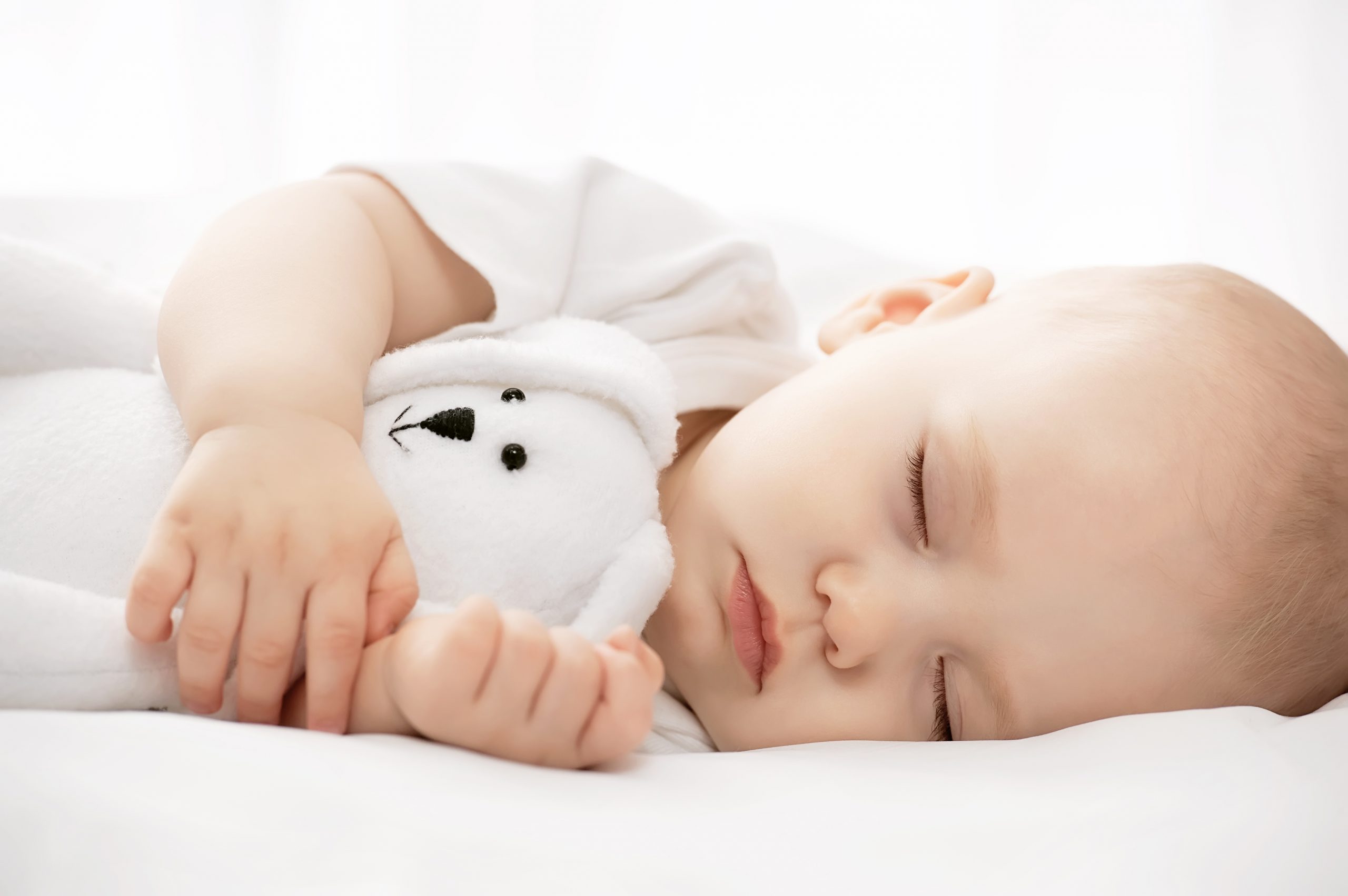Nên tạo cho bé thói quen ngủ sớm và đủ giấc